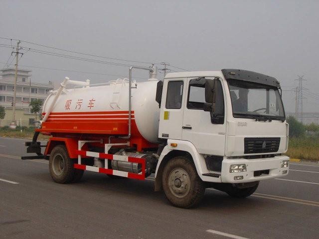 HOWO 6 πολυάσχολος 8000L φορτηγών αναρρόφησης λυμάτων διάθεσης για την κατασκευή